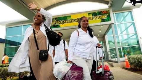 ¡Zafarrancho en Jamaica! Le quitan el monopolio a Cuba con los médicos y ahora los contratan a destajo
