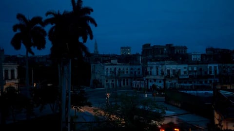 Un respiro fugaz: Cuba y su baile con la sombra eléctrica