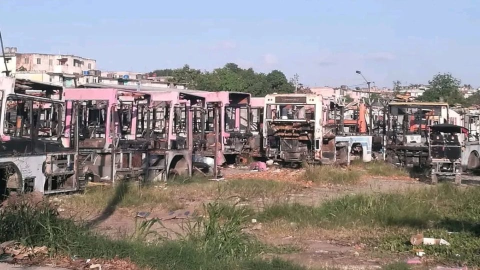¡Adiós, inversión! Guaguas del 'por una ciudad mejor' se pudren en La Lisa