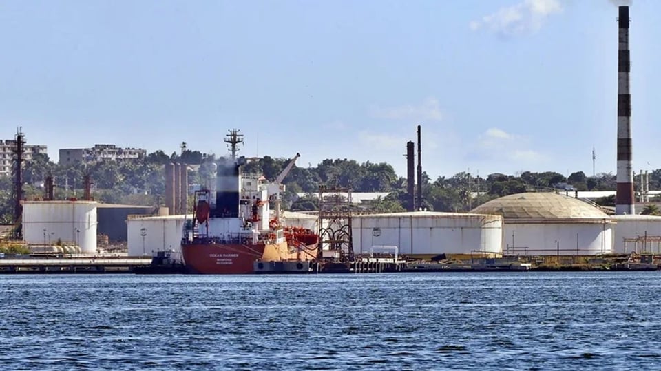 ¿Y el petróleo pa' cuándo? ¡México le baja al envío y a Cuba le da la calentura!