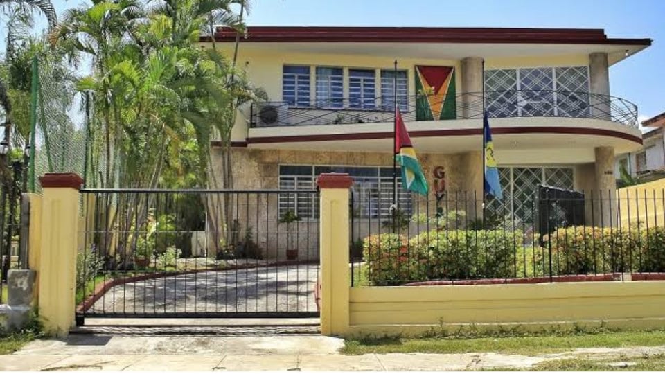 ¿Y tú supiste? ¡Caos en la Embajada de Guyana por turnos que desaparecen!