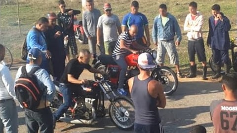 ¿Qué pasó, mi socio? ¡Las motos corren más que el guagua en Cuba y la cosa se pone fea!