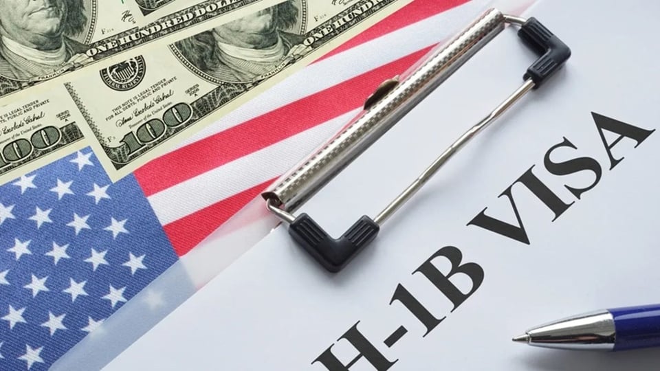Juez anula tarifa millonaria de visa H-1B de Trump