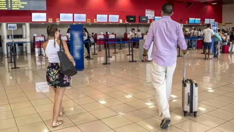 Cuba Implementa Nueva Ley de Migración con Restricciones de Salida