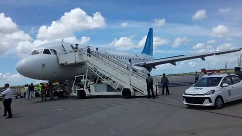 EE. UU. Repatria a Cuba a 76 Migrantes Irregulares en un Vuelo