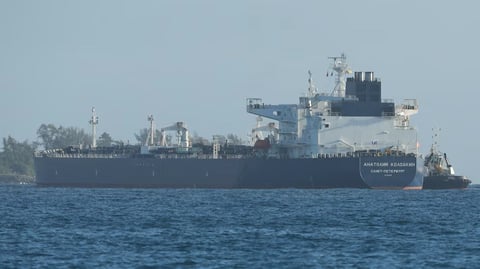 ¿Se nos apaga la luz? Rusia le echa un salvavidas de petróleo a Cuba