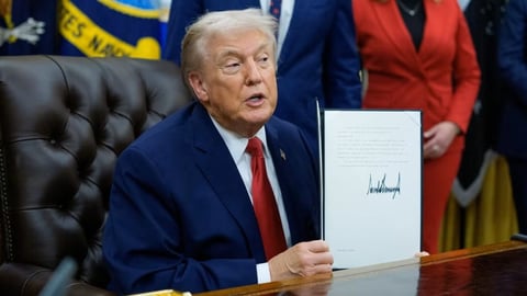 ¡Tremendo chanchullo! ¿Trump le pone arancel hasta al aire que llega a Cuba?