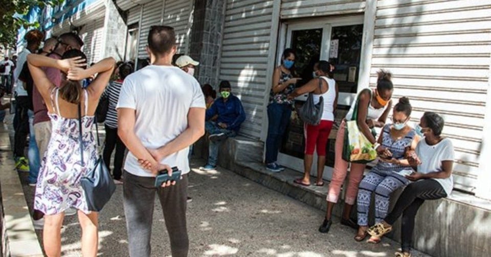 ¡Tierra, trágame! Bancos sacan las castañas del fuego con cuentas en MLC para médicos