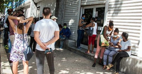 ¡Tierra, trágame! Bancos sacan las castañas del fuego con cuentas en MLC para médicos
