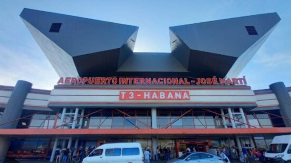 ¡Hasta los aviones de arriba están en la pelea por la gasolina en Cuba!