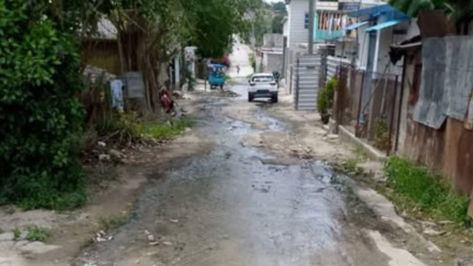 ¿Qué te tomas? ¡Agua sucia en La Güinera por roto alcantarillado!
