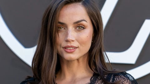 ¡Ana de Armas se enreda en thriller digital con influencer y seguidor de esos que aprietan!