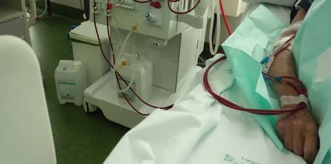 Crisis en Cuba: Sin Luz ni Medicinas, la Vida de Pacientes Renales Pende de un Hilo