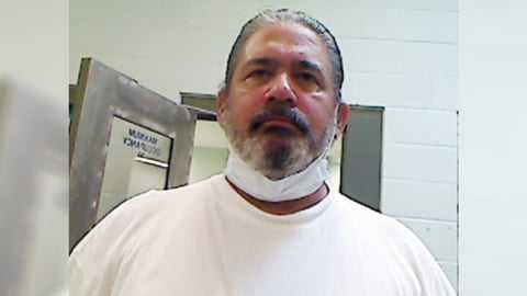 ¡Agarra ese bandolero! ICE pesca a cubano con un prontuario que no le cabe en la mochila