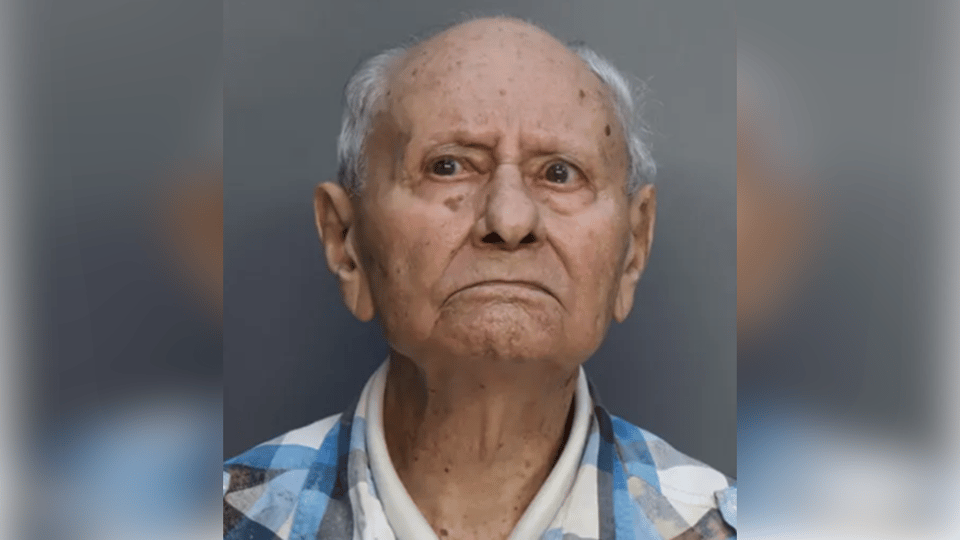 ¡El abuelo centenario se fue de pique! 98 años y cuchillo a la cuidadora