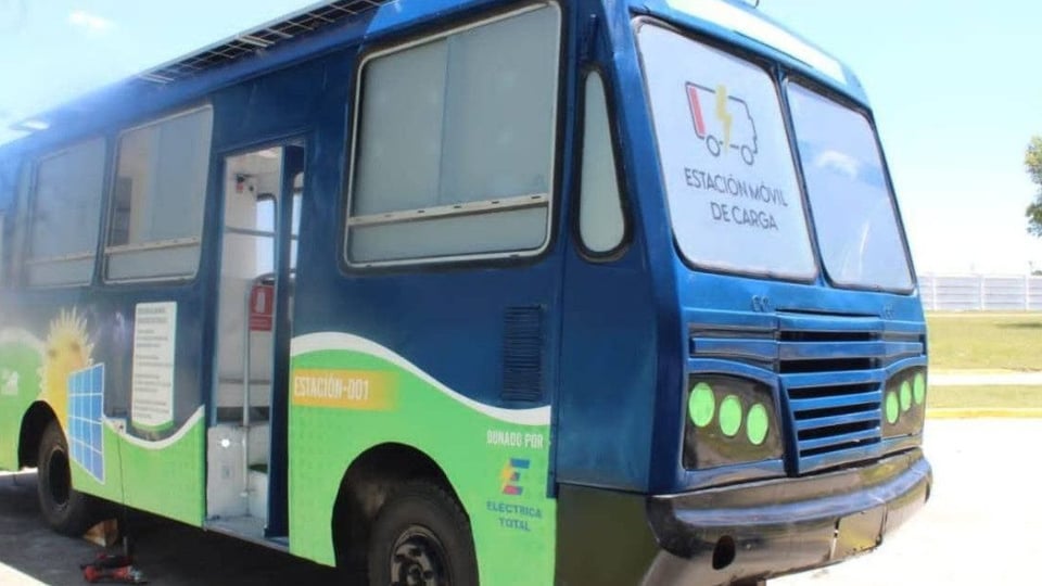 ¿Carga solar en plena cola del pollo? Guagua con paneles revoluciona Villa Clara ante apagones