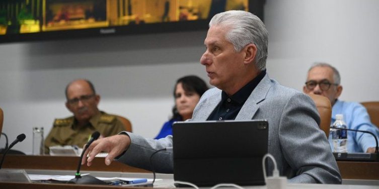 Díaz-Canel Insiste en 'Cambio de Mentalidad' Ante la Crisis en Cuba, Sin Soluciones Claras