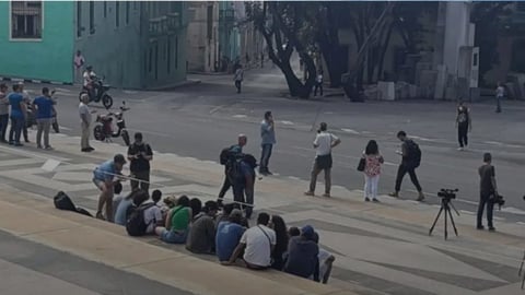 ¿Apagones y Mala Conexión? Estudiantes Cubanos Toman la Escalinata de la U. de La Habana en Sentada Pacífica