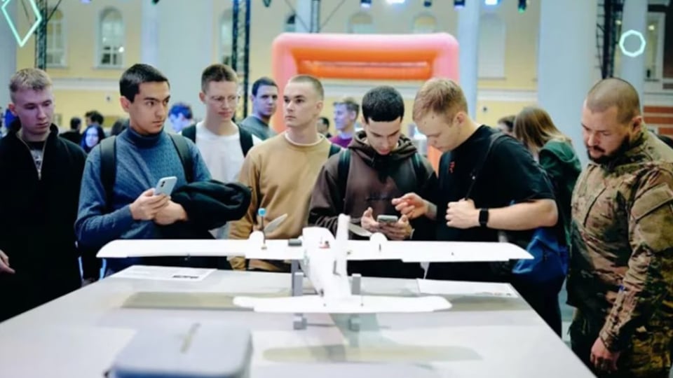 ¿Firma o te expulsamos? Putin empuja a estudiantes rusos a la guerra con drones
