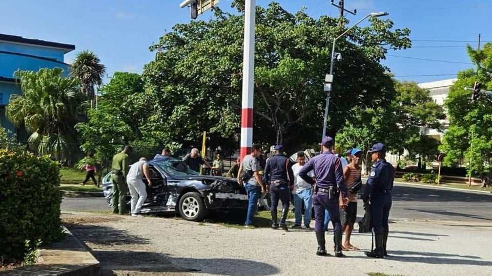 Denuncian que vehículo de escolta de Raúl Castro causó accidente mortal en La Habana