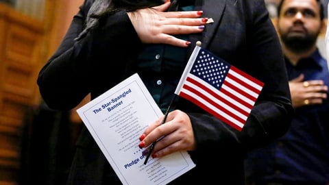Trump acelera la revocación de ciudadanía a naturalizados por presunto fraude