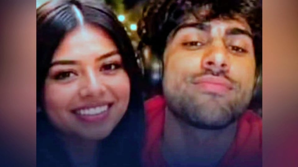 ¿Se Gavearon o los Gavearon? Pareja se da un Abrazo de Película y Termina Arrollada por Tren en Nueva York