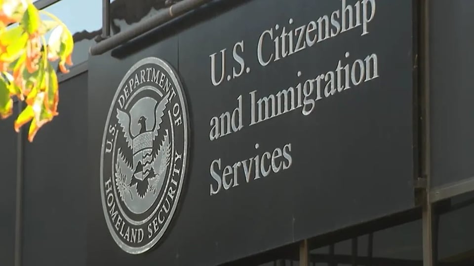 ¡Bochinche de Médico Fantasma! Arrestan a Mujer por Engañar con 'Green Cards' en California