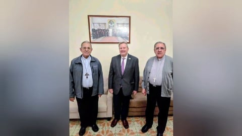 ¡Ay, Padre! ¿El gringo está chequeando los paquetes de la iglesia?