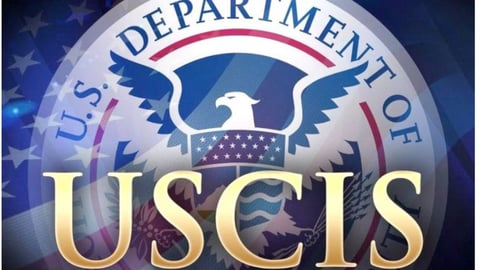 Ex-funcionario de USCIS arrestado por presunta venta de beneficios migratorios