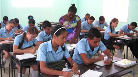 Estudiantes de preuniversitario en Santiago bajo presión por marchas políticas