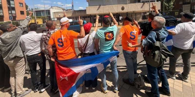 Cubanos en Madrid protestan por presos políticos y propaganda