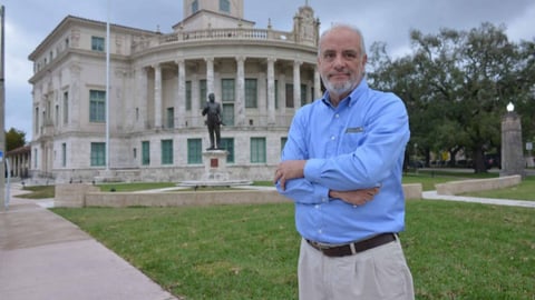Empresario Cubanoamericano Predice Cambio en Cuba para 2026 o 2027; No Descarta Intervención Militar de EE. UU.