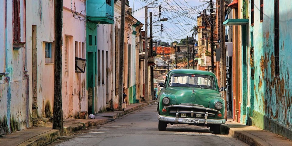 Experto Cubano Advierte: El Modelo Económico de Cuba Podría Estar al Borde del Colapso