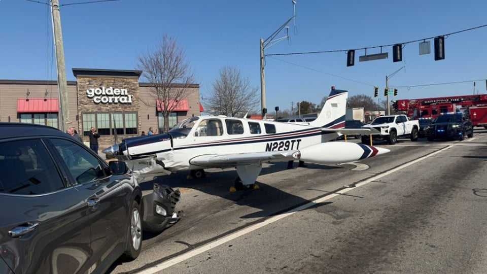 ¡Ay, mamá! Avioneta baja a "pedal" en la autopista de Georgia