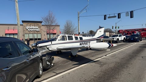¡Ay, mamá! Avioneta baja a "pedal" en la autopista de Georgia