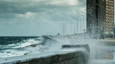¿Te Botaste con la Mamá? Joven se Ahoga en el Malecón Echando Cenizas al Mar