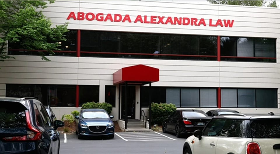 Miles de Inmigrantes en Riesgo por Escándalo de "Abogada de los Milagros"