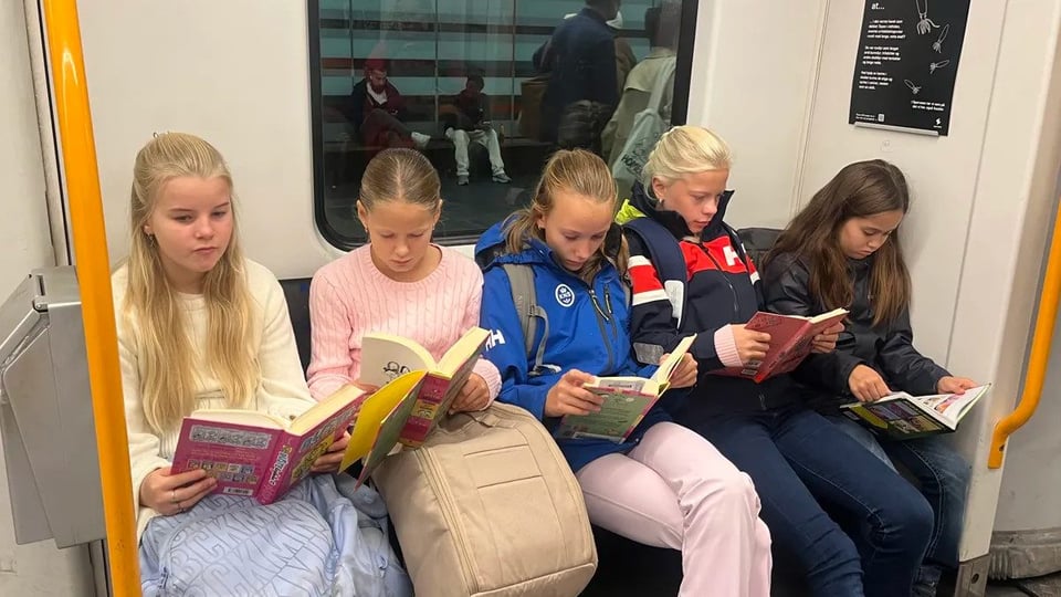 Noruega prioriza libros y limita IA en escuelas primarias
