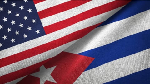 ¿Y la residencia qué? Cubanos llevan a USCIS a los tribunales por el eterno papeleo