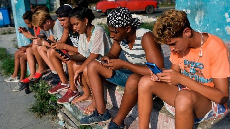Cuba usa vigilancia digital para callar a la gente, dice informe