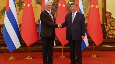 China defiende su alianza con Cuba ante las críticas de EE.UU.