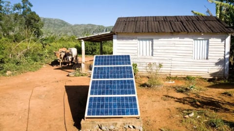 Cuba Incentiva la Entrega de Energía Solar a la Red Nacional en Medio de Crisis Eléctrica