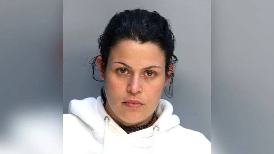 ¿A la Niña la Quemaron y la Ataron? Madre Arrestada en Hialeah Desata Polémica por Castigos Brutales