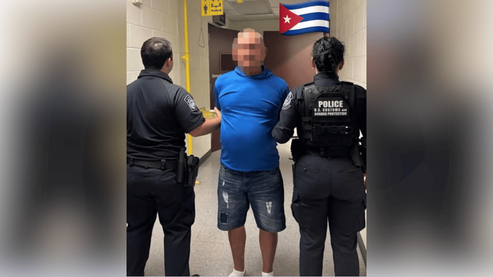 ¡Aterrizó en Yuma y se fue directo al tanque por un rollo viejo de robo!