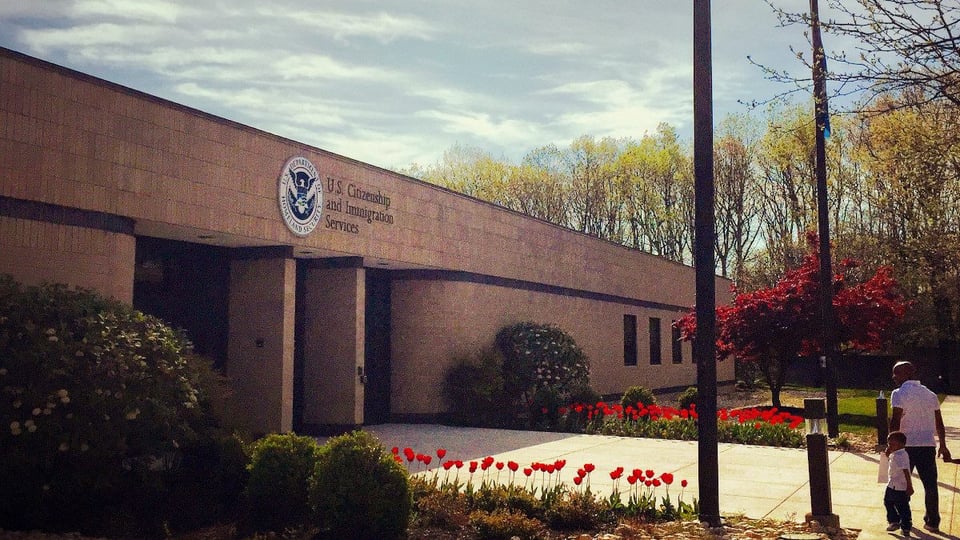 ¡Susto de Green Card! USCIS se pone bravo y te tumba el plan por un garrafón