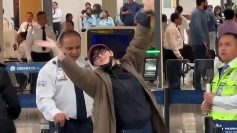 ¿Acorralada en el aeropuerto? Aracely Arámbula monta un “show” para huir de la prensa