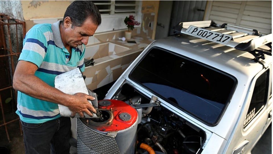 ¿Te imaginas? Le meten aceite de transformador a los carros y les quitan 18 cacharros