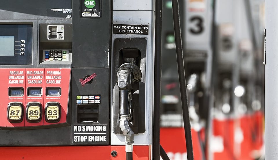 ¡El barril a $120 y la gasolina por las nubes! Irán cierra Ormuz y EEUU entra en pánico
