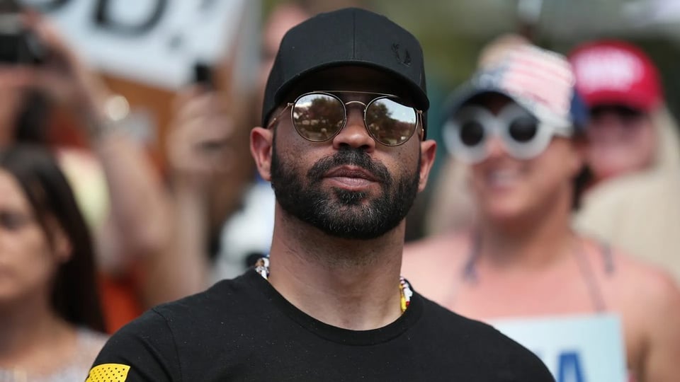 Exlíder de Proud Boys Pide Millones Tras Indulto de Trump