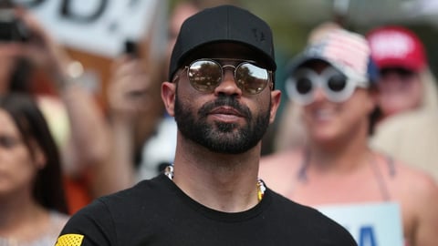Exlíder de Proud Boys Pide Millones Tras Indulto de Trump